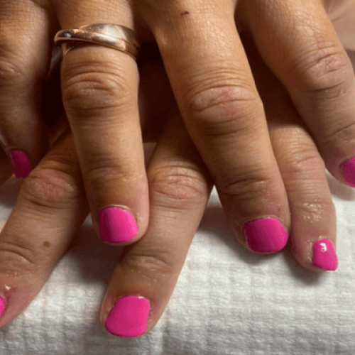 Manicure med pink neglelak i Vejle