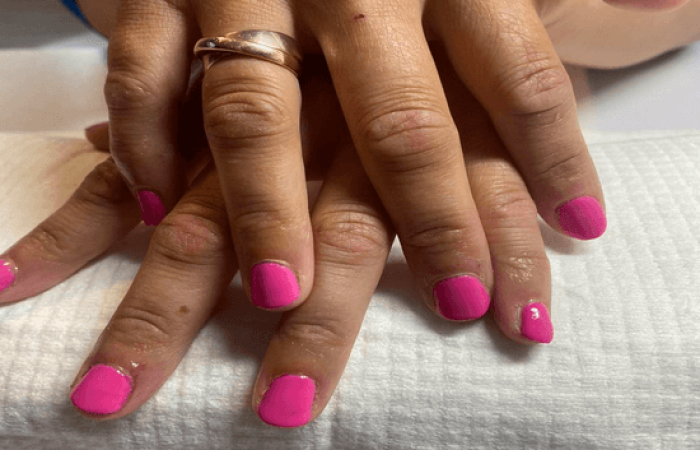 Manicure med pink neglelak i Vejle