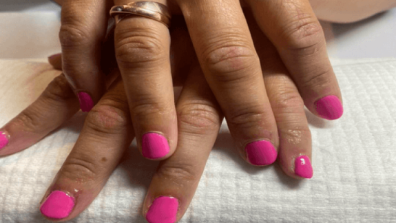 Manicure med pink neglelak i Vejle