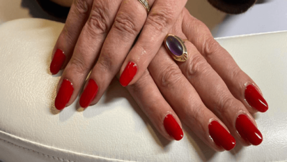 Manicure med rød neglelak i Kolding